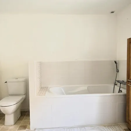 Prázdninový dům Le Couvent, Grande Maison En Pierre Avec Jardin