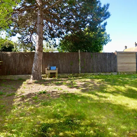 Prázdninový dům Le Couvent, Grande Maison En Pierre Avec Jardin *