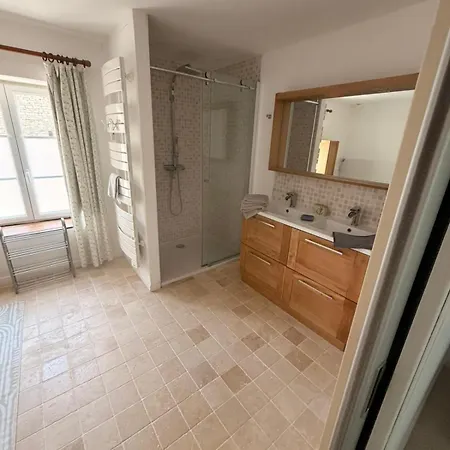 Prázdninový dům Le Couvent, Grande Maison En Pierre Avec Jardin *